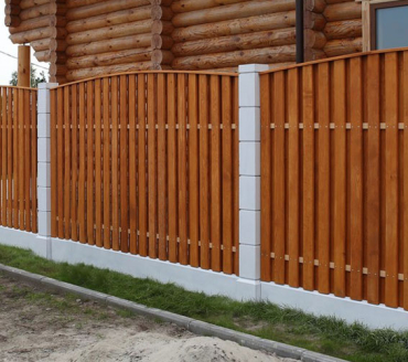 забор из деревянного штакетника
