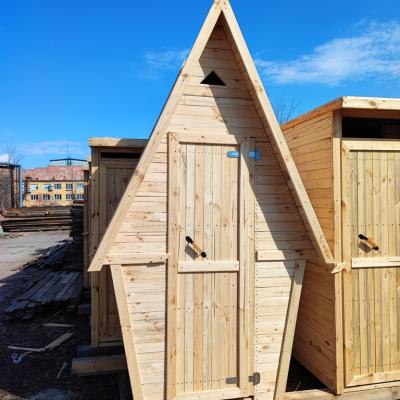 Дачный туалет с деревянной крышей
