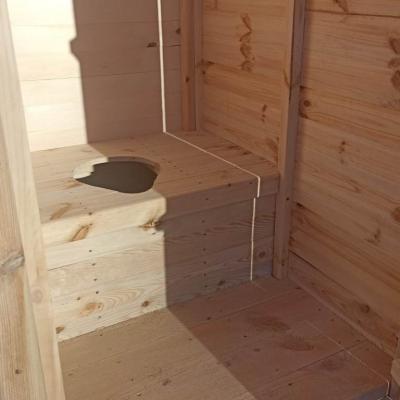 Стульчак деревянного туалета