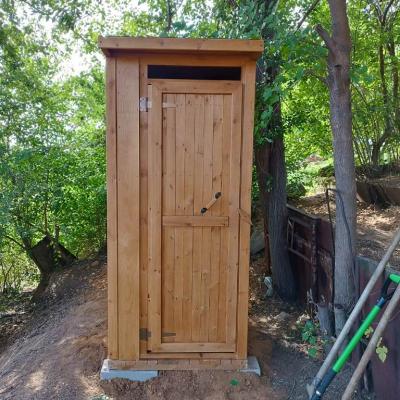 Деревянный туалет установленный