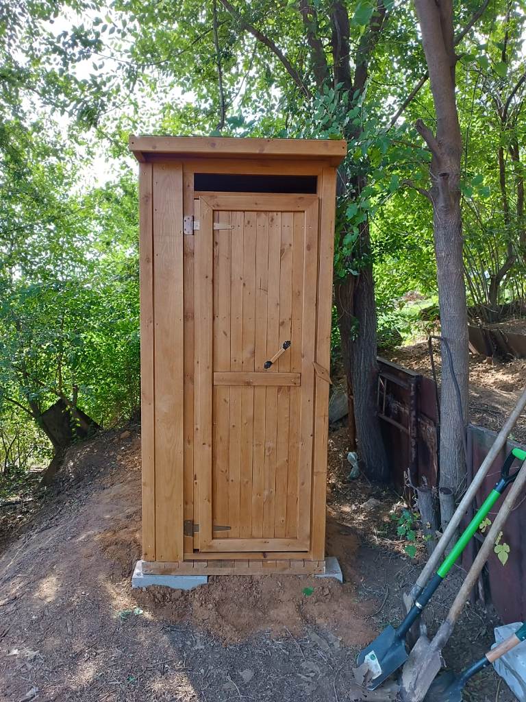 Деревянный туалет с покрытием