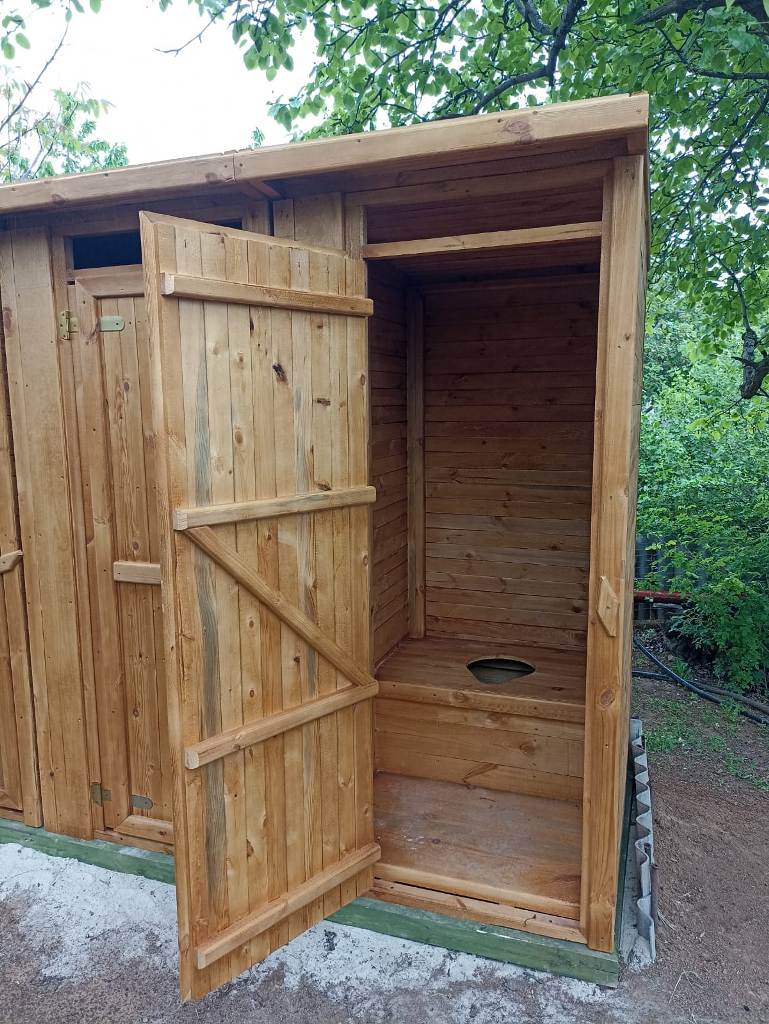 Деревянный туалет с хозблоком