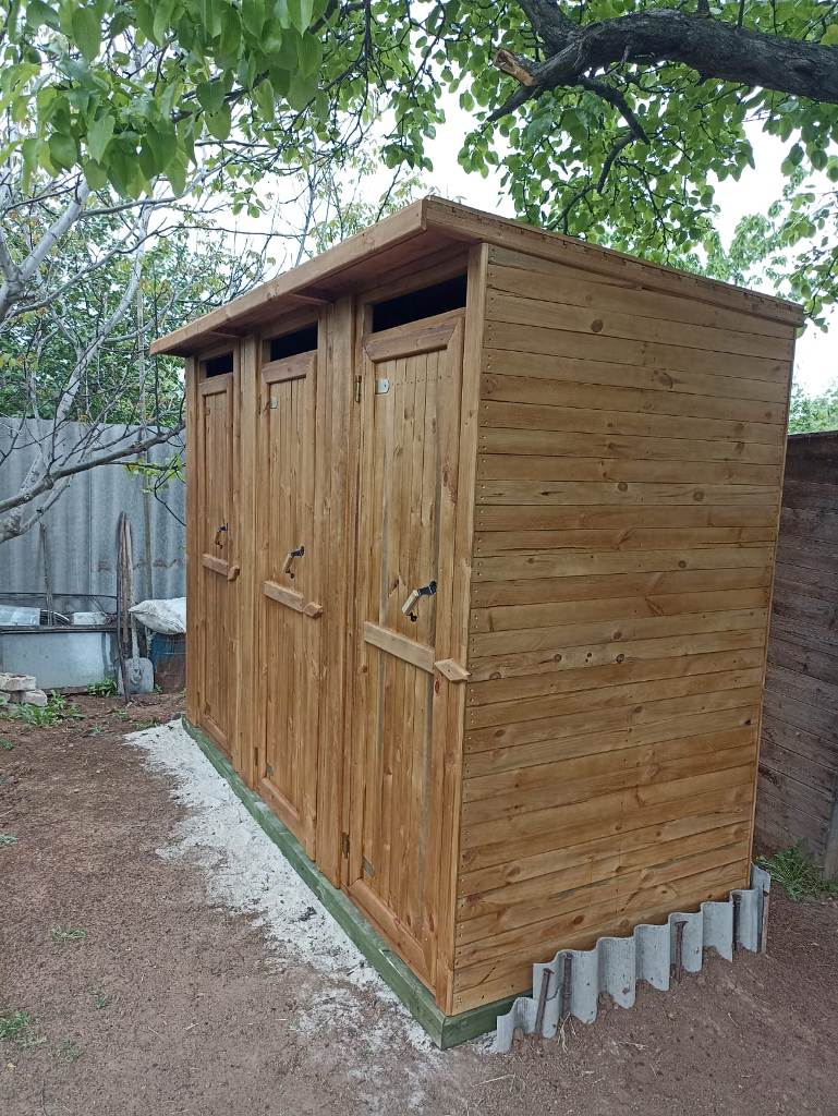 Деревянный туалет с хозблоком
