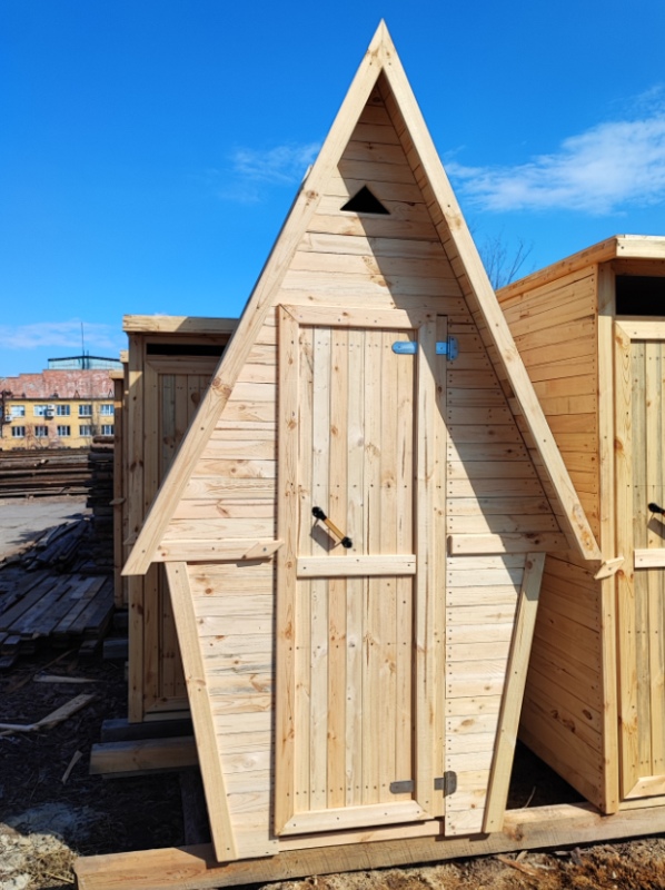 Деревянный туалет с двухскатной крышей