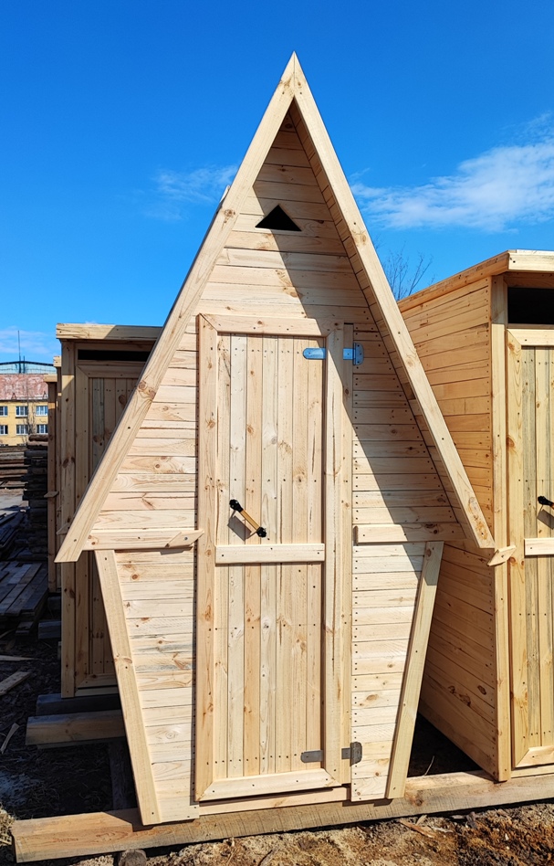 Деревянный туалет с двухскатной крышей 